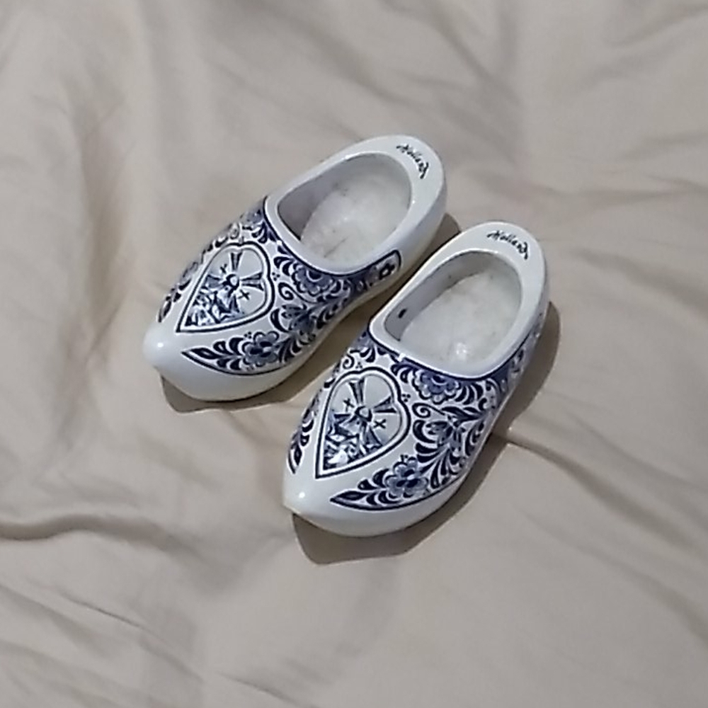 WOODEN SHOES
